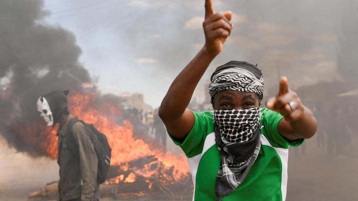 A demonstrator gestures as they erect a barricade during a protest against a U.S.-backed Ebola quarantine plan on the establishment of a 50-bed facility at a Kenyan air force base that was intended to host Americans exposed to Ebola, in Nanyuki town, in Laikipia County, Kenya June 1, 2026. REUTERS/John Muchucha