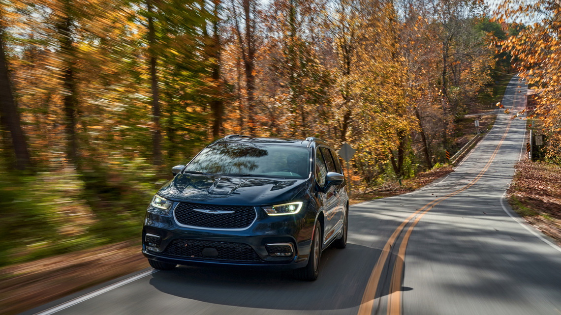 Chrysler recalls Pacificas for battery fire risk, says to park outside 
