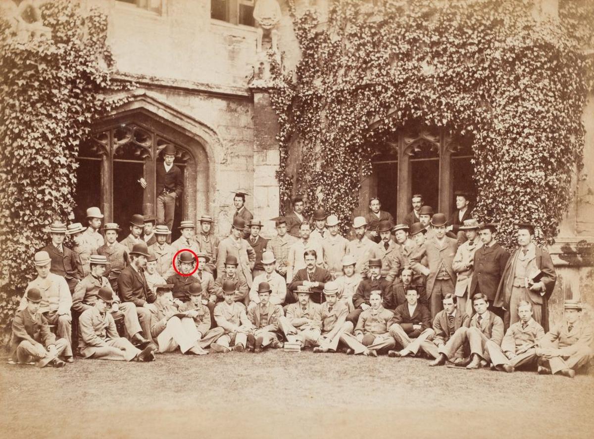  Oscar Wilde (red circle) with his fellow students in the Cloisters of Magdalen College during 1876. (Dominic Winter Auctioneers via SWNS) 