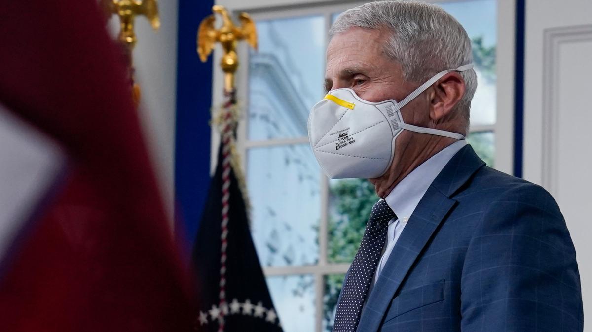 El Dr. Anthony Fauci, principal asesor sobre enfermedades infecciosas del gobierno de EEUU, llega a una reunión del Equipo de Trabajo para Responder al COVID-19, el lunes 27 de diciembre de 2021, en el Edificio Ejecutivo Eisenhower del Campus de la Casa Blanca, en Washington D.C.