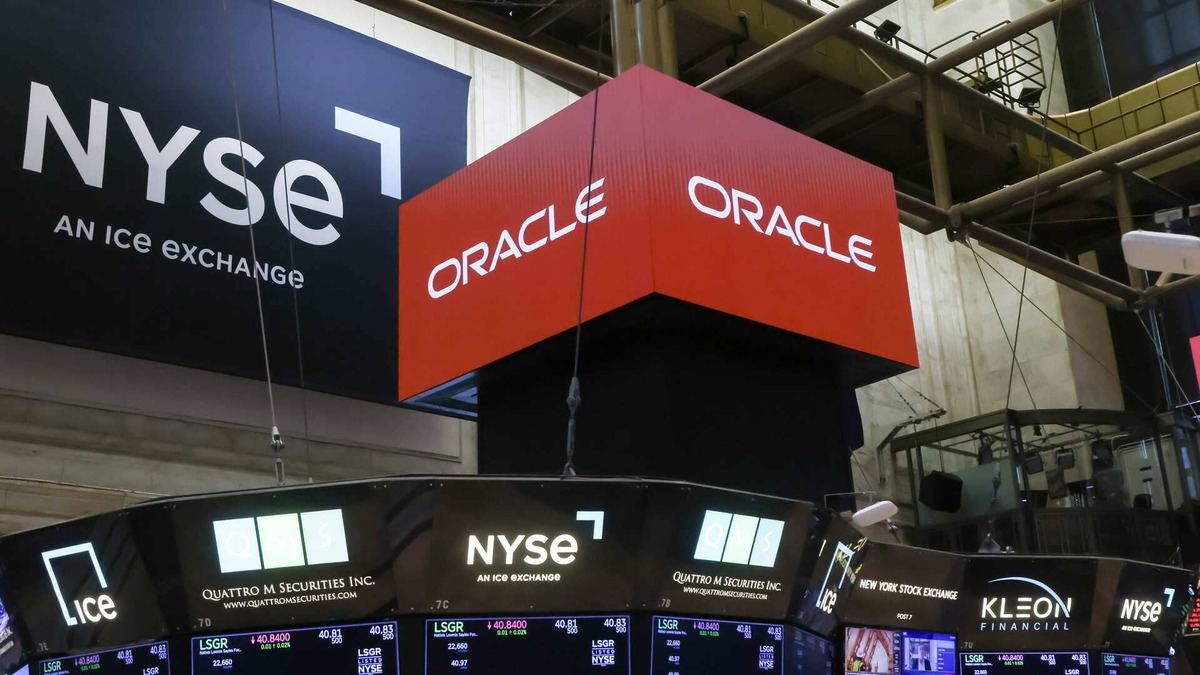  Oracle's cloud revenue guidance points to 46% to 50% growth in USD, representing a step up from Q3's already strong growth. 