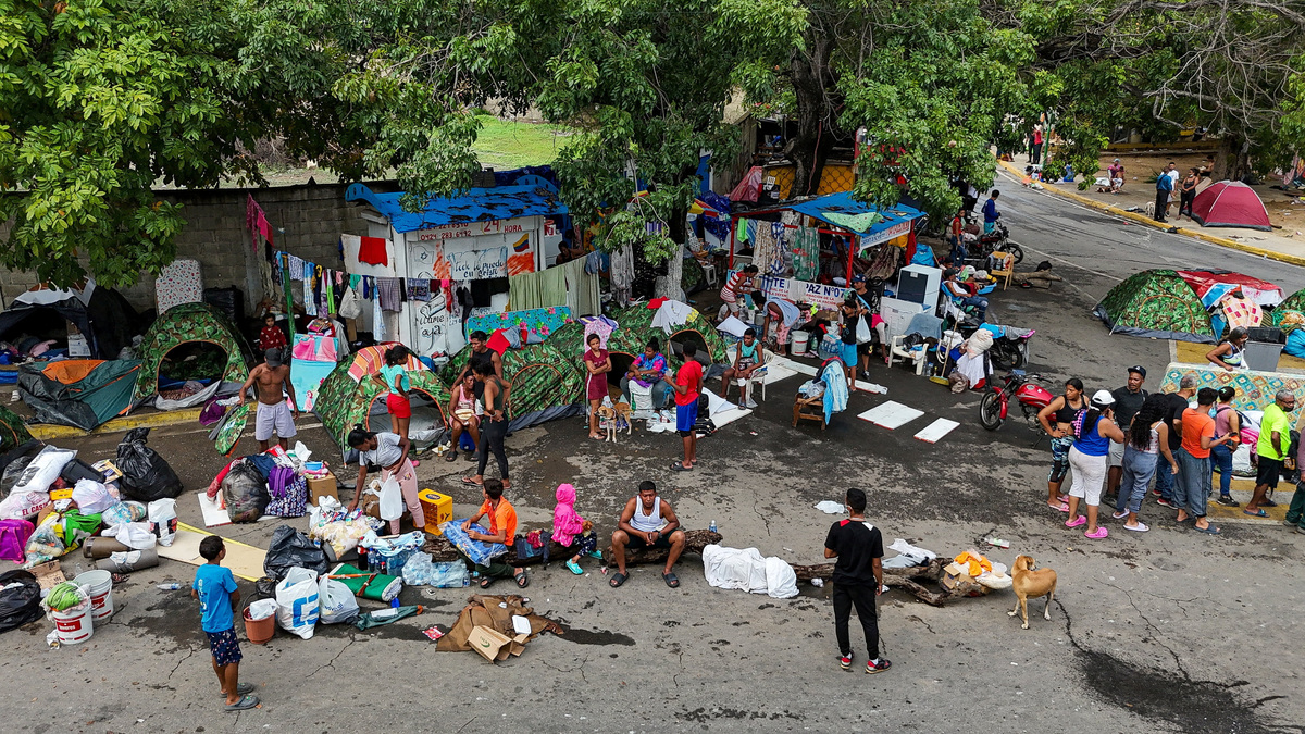 Aerial view of displaced people near a park in Caraballeda, La Guaira state, Venezuela, on June 30, 2026, following earthquakes.  MIGUEL MEDINA/Pool via REUTERS