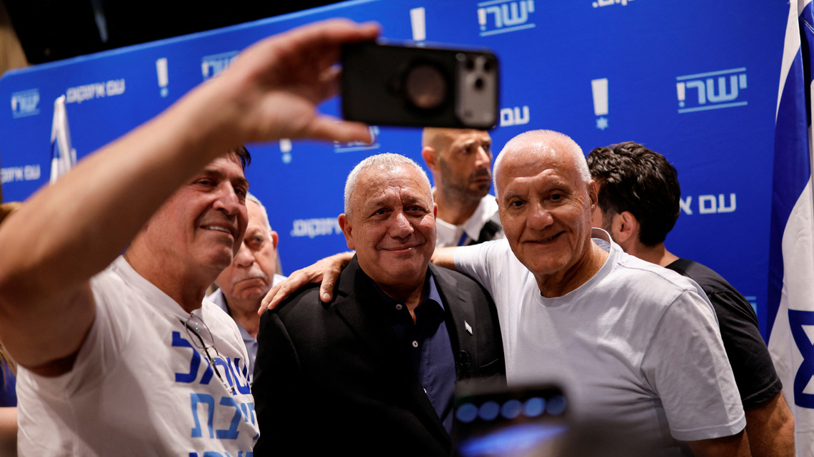 Disenchanted Netanyahu supporters are prize of Israel election campaign 