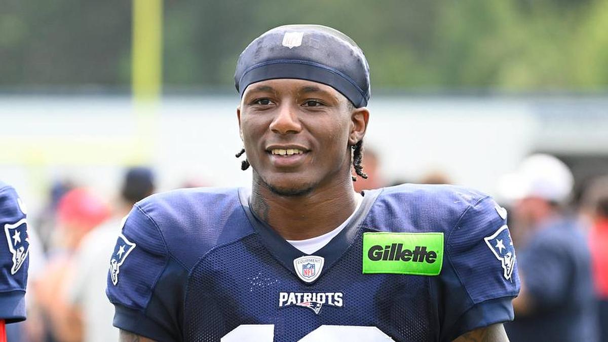  Aug 6, 2025; Foxborough, MA, USA; New England Patriots cornerback Kobee Minor (19) heads towards fans to sign autographs after training camp at Gillette Stadium. Mandatory Credit: Eric Canha-Imagn Images | Eric Canha-Imagn Images 