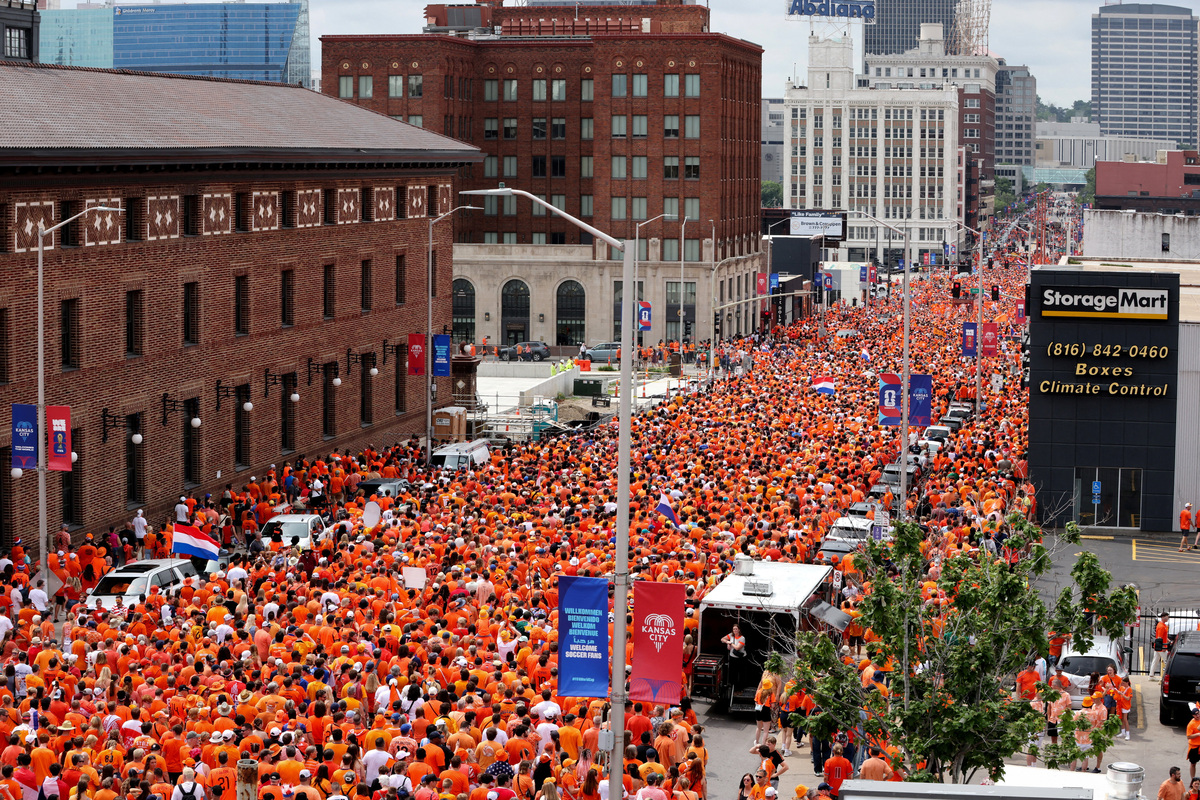 Soccer Football - FIFA World Cup 2026 - Group F - Tunisia v Netherlands - Netherlands fans gather in Kansas City - Kansas City, Missouri, U.S. - June 25, 2026 Netherlands fans march towards the Kansas City Stadium ahead of the match IMAGN IMAGES via Reuters/Kylie Graham