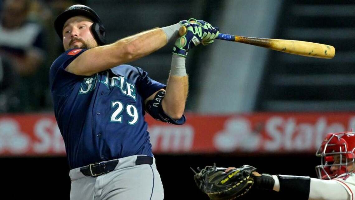Mariners break game open, avert sweep by Angels 