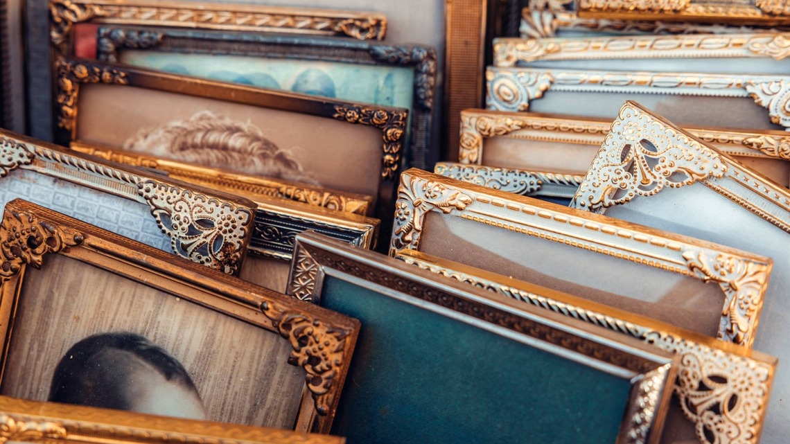 7 Vintage Finds Interior Designers Are Hunting for at Flea Markets This November 