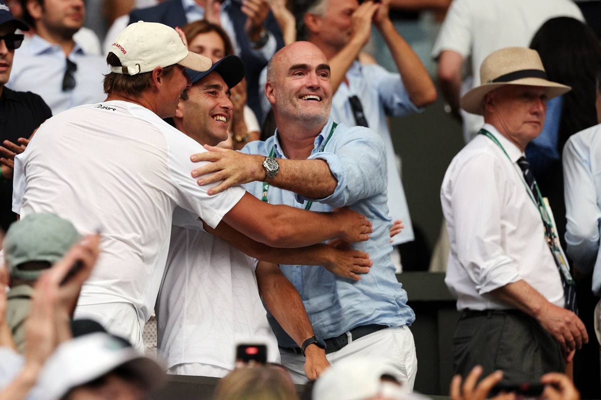  Britain's Arthur Fery's coaches and father Loïc Féry celebrate his victory against Grigor Dimitrov during their men's singles round of 16 tennis match on the eighth day of the 2026 Wimbledon Championships. Adrian Dennis / AFP via Getty Images