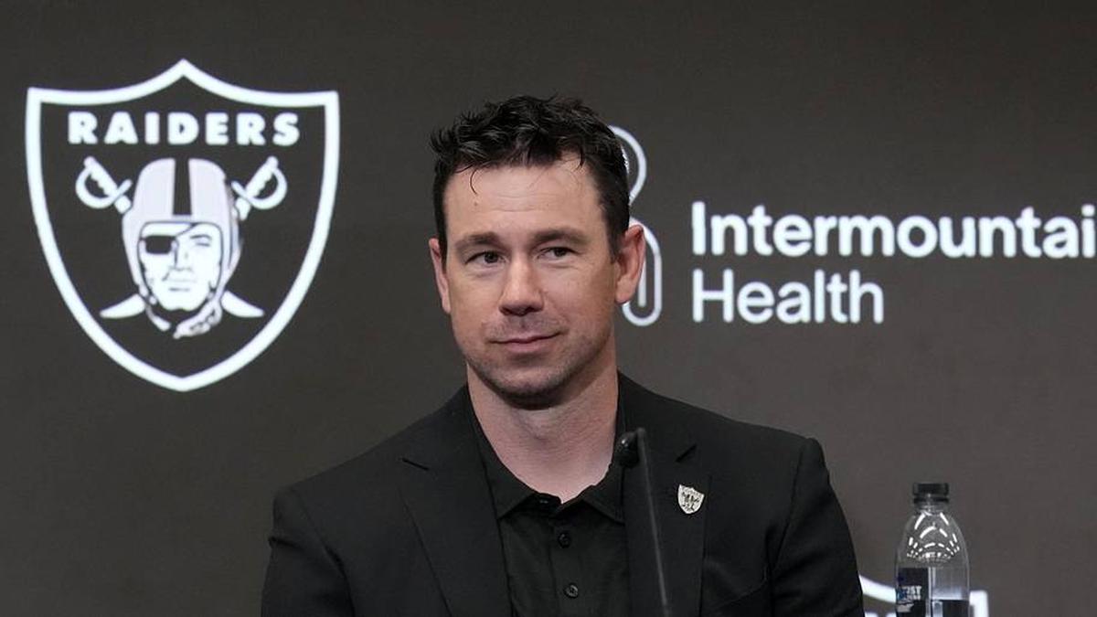  Apr 24, 2026; Henderson, NV, USA; Las Vegas Raiders coach Klint Kubiak at press conference at Intermountain Health Performance Center. Mandatory Credit: Kirby Lee-Imagn Images | Kirby Lee-Imagn Images 