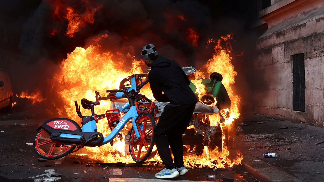 Bonfires of electric bikes burn in Paris riots 