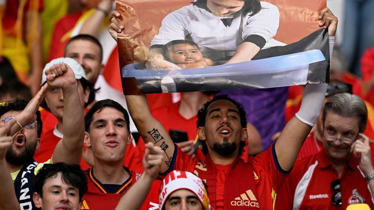  A 2007 photoshoot featuring Lionel Messi and Lamine Yamal has become a fan favorite. | Juan Manuel Serrano Arce/Getty Images 