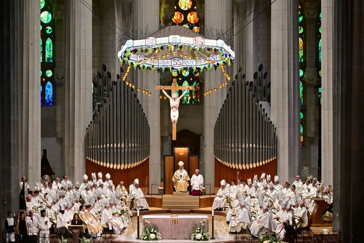  A Holy Mass led by Pope Leo XIV (pictured in the center) in the Sagrada Familia on June 10, 2026. 