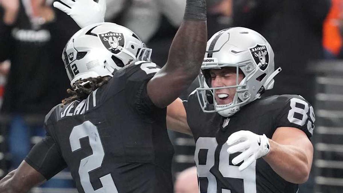  Dec 7, 2025; Paradise, Nevada, USA; Las Vegas Raiders tight end Brock Bowers (89) reacts with running back Ashton Jeanty (2) after catching a touchdown against the Denver Broncos during the first half at Allegiant Stadium. Mandatory Credit: Kirby Lee-Imagn Images | Kirby Lee-Imagn Images 