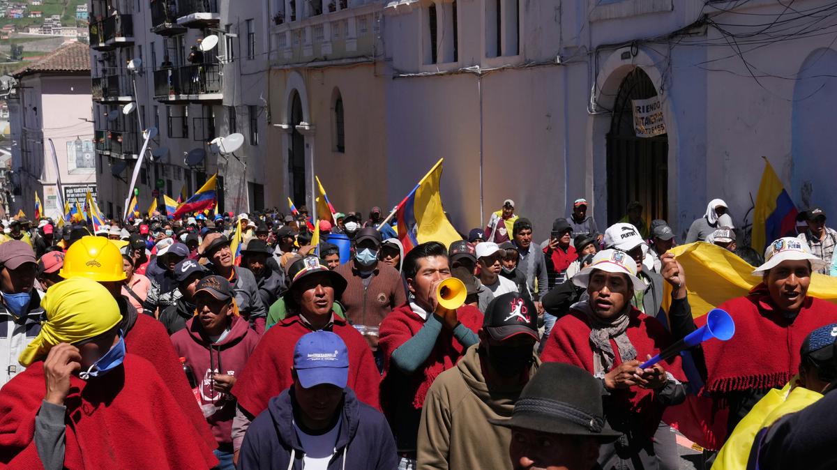 Manifestantes indígenas marchan hacia la Basílica del Voto Nacional donde se celebraba el diálogo con el gobierno tras el paro y las protestas violentas de las últimas dos semanas, en el centro de Quito, Ecuador, el martes 28 de junio de 2022. (Foto AP/Dolores Ochoa)