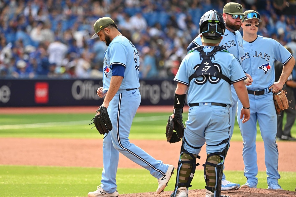  Toronto Blue Jays relief pitcher Yimi Garcia (93) walks off the mound after being relieved by manager John Schneider (21). © Dan Hamilton-Imagn Images
