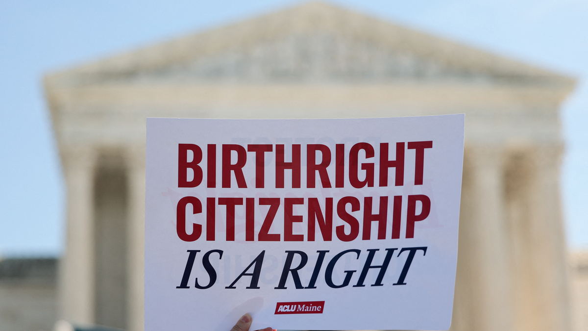 US-POLITICS-TRUMP-SCOTUS-CITIZENSHIP. Demonstrators rally in support of birthright citizenship outside the US Supreme Court in Washington, DC on April 1, 2026. President Donald Trump attended in person as the US Supreme Court heard a landmark case weighing the constitutionality of his contentious bid to end birthright citizenship, an extraordinary and possibly unprecedented move for the nation's highest office. (Photo by Mandel NGAN / AFP via Getty Images)