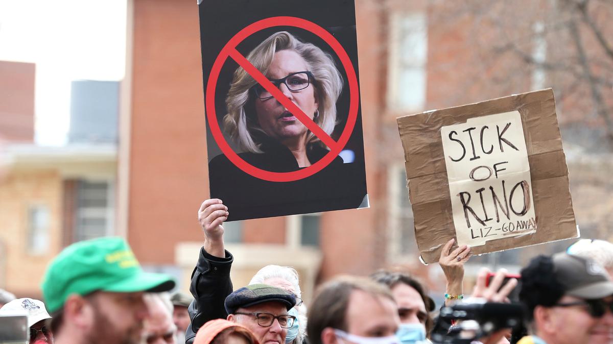 Cientos de personas participan en una protesta en contra de la congresista republicana Liz Cheney, el jueves 28 de enero de 2020, frente al Capitolio estatal en Cheyenne, Wyoming. Cheney votó a favor del enjuiciamiento de Donald Trump, decisión que enfureció a los seguidores del ex presidente. 