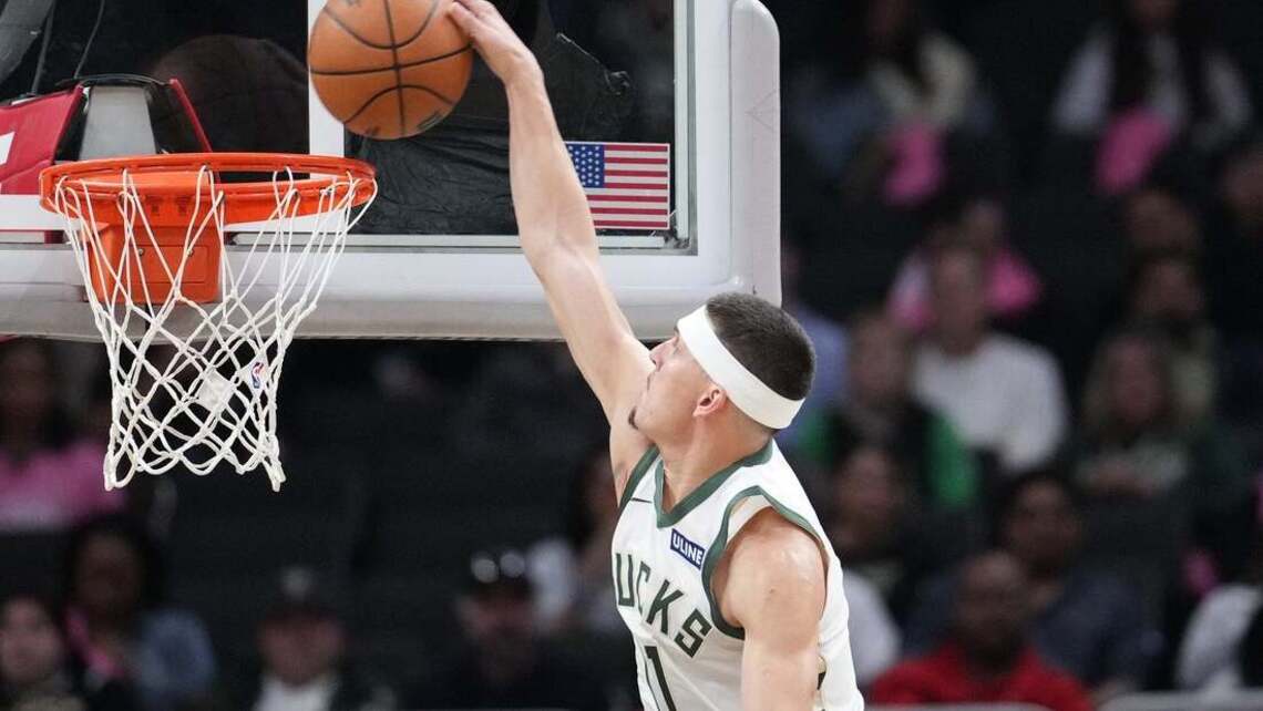 Fred VanVleet gets hot as Rockets blast Bucks