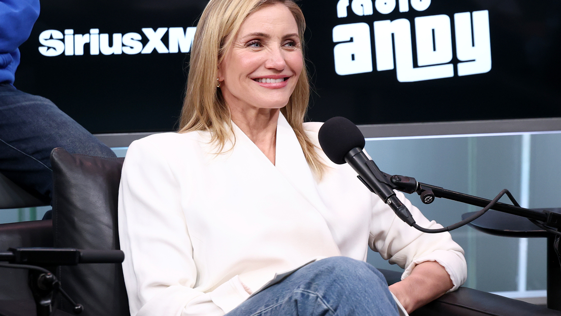Cameron Diaz's Chic Belt Bag Is *So* Practical for Busy Moms - On Amazon! 