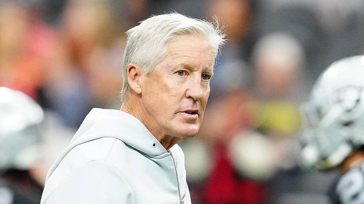  Jan 4, 2026; Paradise, Nevada, USA; Las Vegas Raiders head coach Pete Carroll observes warm ups before the start of a game against the Kansas City Chiefs at Allegiant Stadium. Mandatory Credit: Stephen R. Sylvanie-Imagn Images | Stephen R. Sylvanie-Imagn Images 