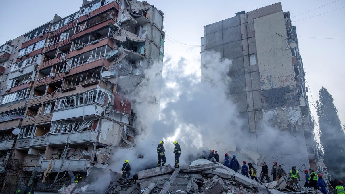 Rescuers search for people under the rubble of an apartment building that was damaged and partially collapsed during Russian missile and drone strikes, amid Russia's attack on Ukraine, in Kyiv, Ukraine May 14, 2026. REUTERS/Thomas Peter