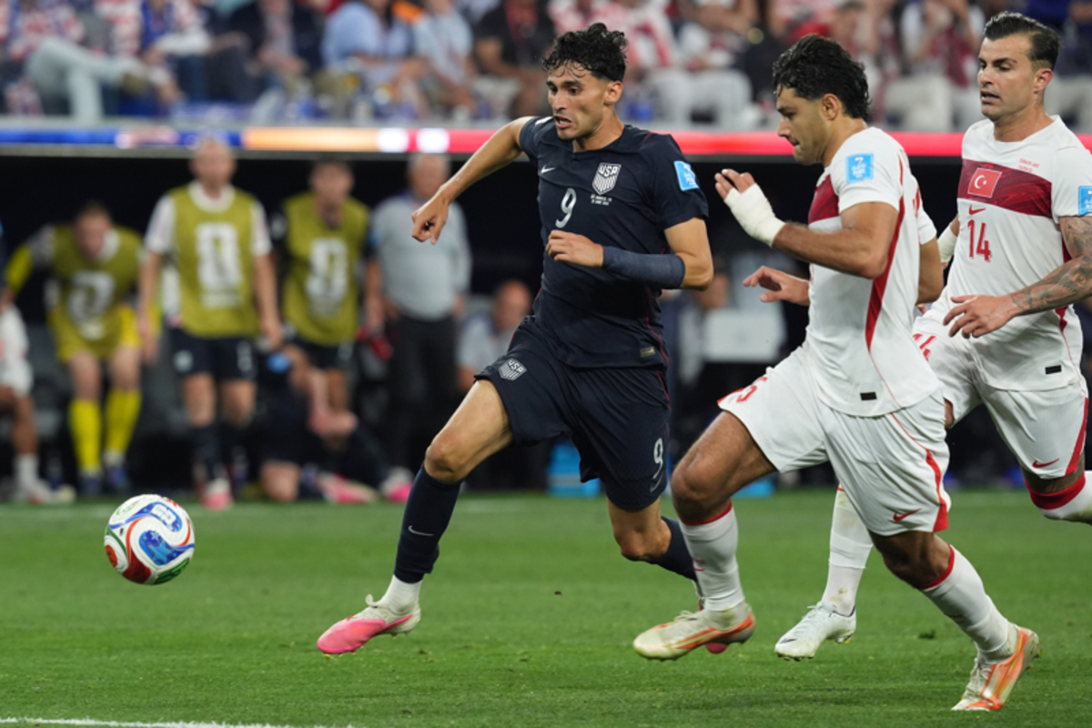  GR5362. LOS ÁNGELES (ESTADOS UNIDOS), 25/06/2026.- Salih Ozcan (d) de Turquía disputan un balón con Ricardo Pepi de Estados Unidos este jueves, en un partido del grupo D del Mundial de la FIFA 2026 entre Turquía y Estados Unidos en el estadio SoFi en Los Ángeles (Estados Unidos). EFE/ Omar Alonso
