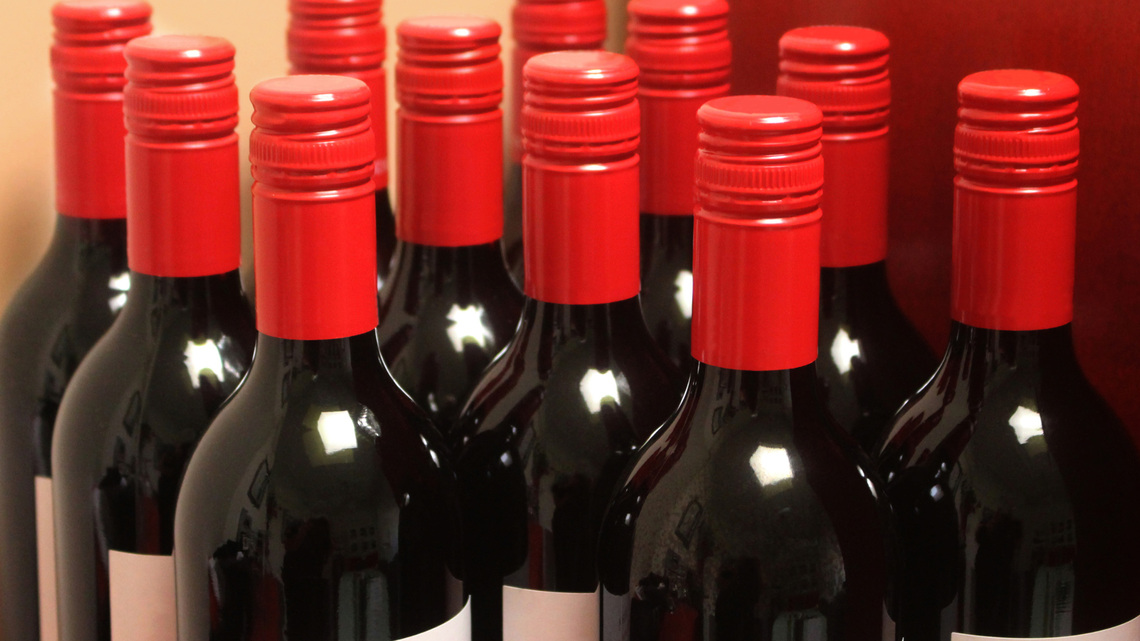 Twist cap maker announces layoffs as California's wine industry struggles 