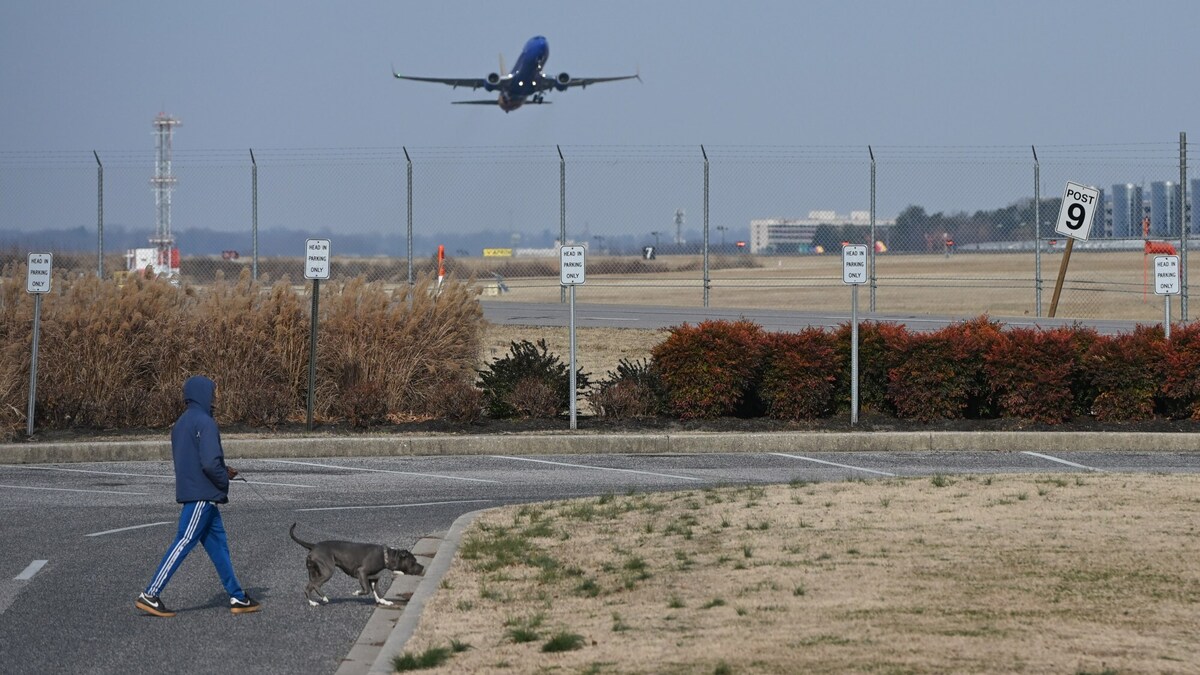 Visitors to Friendship Park watch an aircraft take off from a runway at BWI Marshall on Monday. (Brian Krista/Baltimore Sun/TNS)
