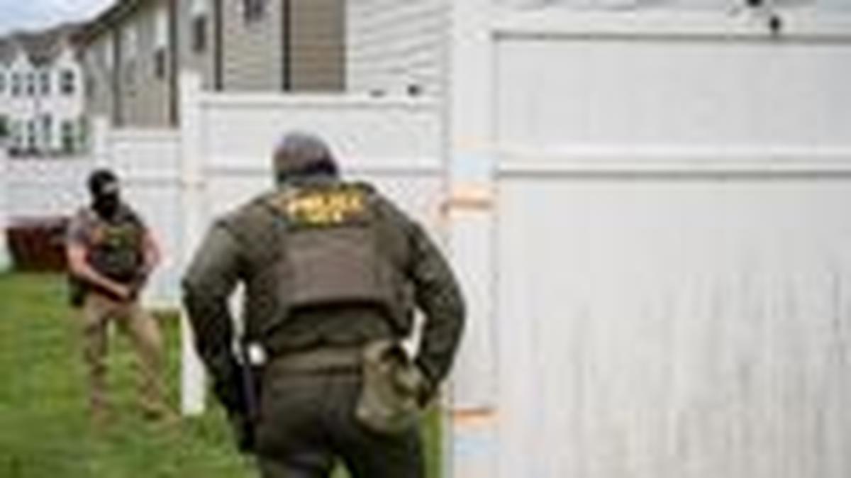 Federal immigration agents conduct operations at an apartment complex in Antioch, Tennessee, April 29.   REUTERS/Seth Herald