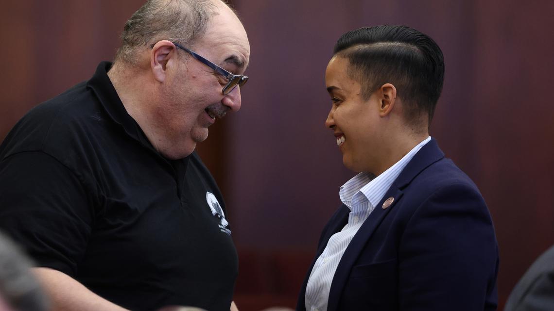 Chicago tipped worker raises hold after Mayor Brandon Johnson wins veto fight 