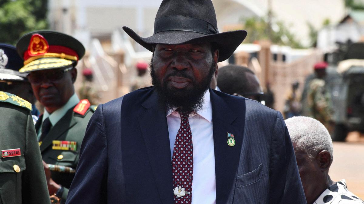 FILE PHOTO: South Sudan President Salva Kiir prepares to welcome Uganda's President Yoweri Museveni at the Juba International Airport in Juba, South Sudan April 3, 2025. REUTERS/Samir Bol/File Photo