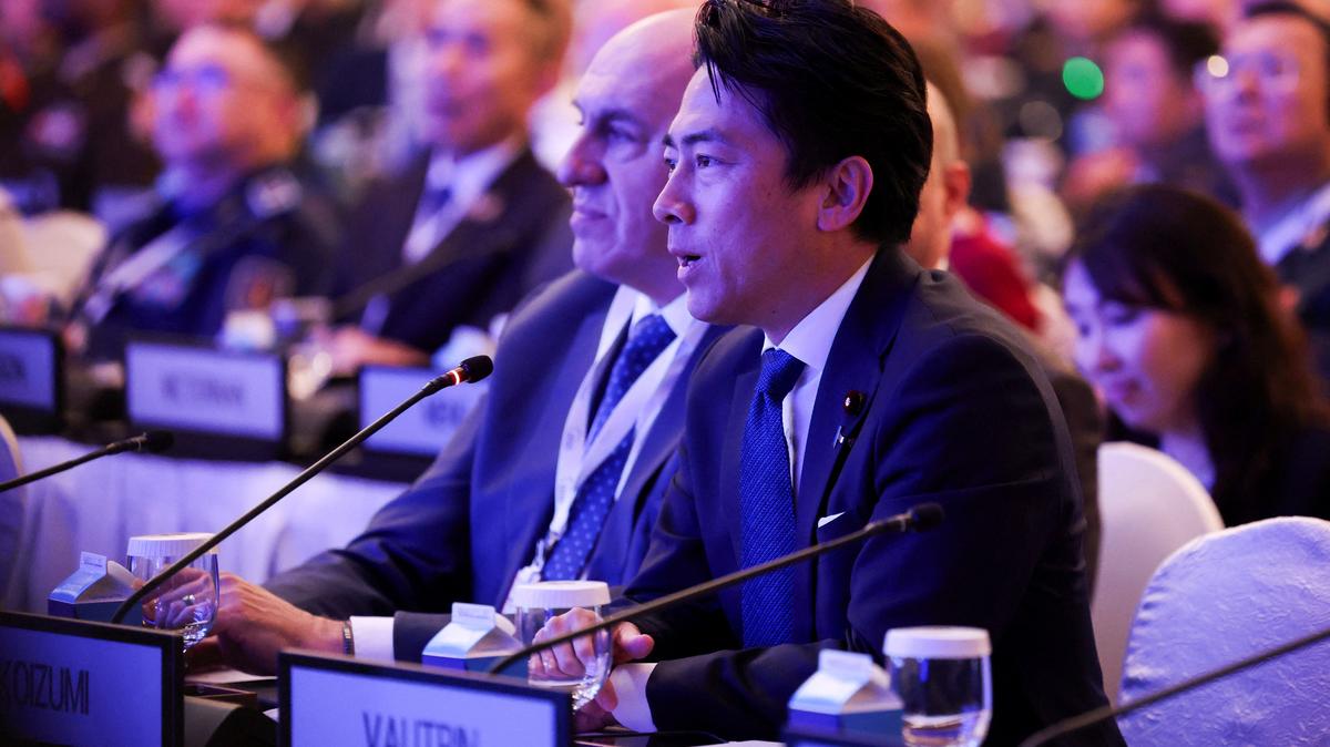 Japanese Defense Minister Shinjiro Koizumi asks a question to U.S. Secretary of Defense Pete Hegseth at the IISS Shangri-La Dialogue security summit in Singapore, May 30, 2026. REUTERS/Edgar Su