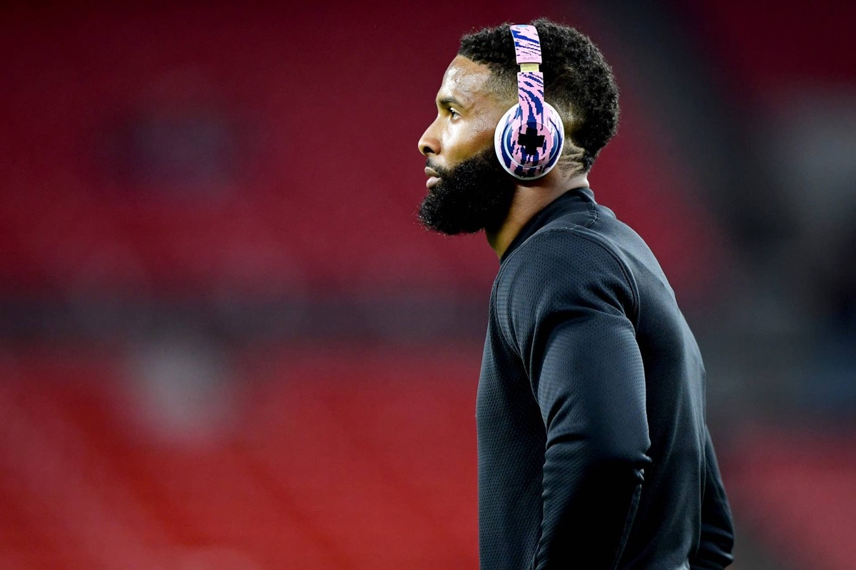  CLEVELAND, OHIO - OCTOBER 21: Odell Beckham Jr. #13 of the Cleveland Browns warms up before a game against the Denver Broncos at FirstEnergy Stadium on October 21, 2021 in Cleveland, Ohio. (Photo by Emilee Chinn/Getty Images) 