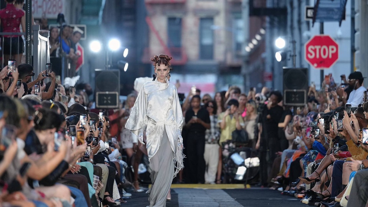 Only Kim Shui Would Hold a Peacock-Inspired Show in an Alleyway