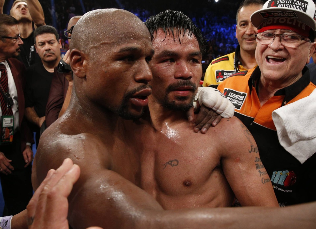  (L-R) Floyd Mayweather Jr., Manny Pacquiao JOHN GURZINSKI/AFP via Getty Images