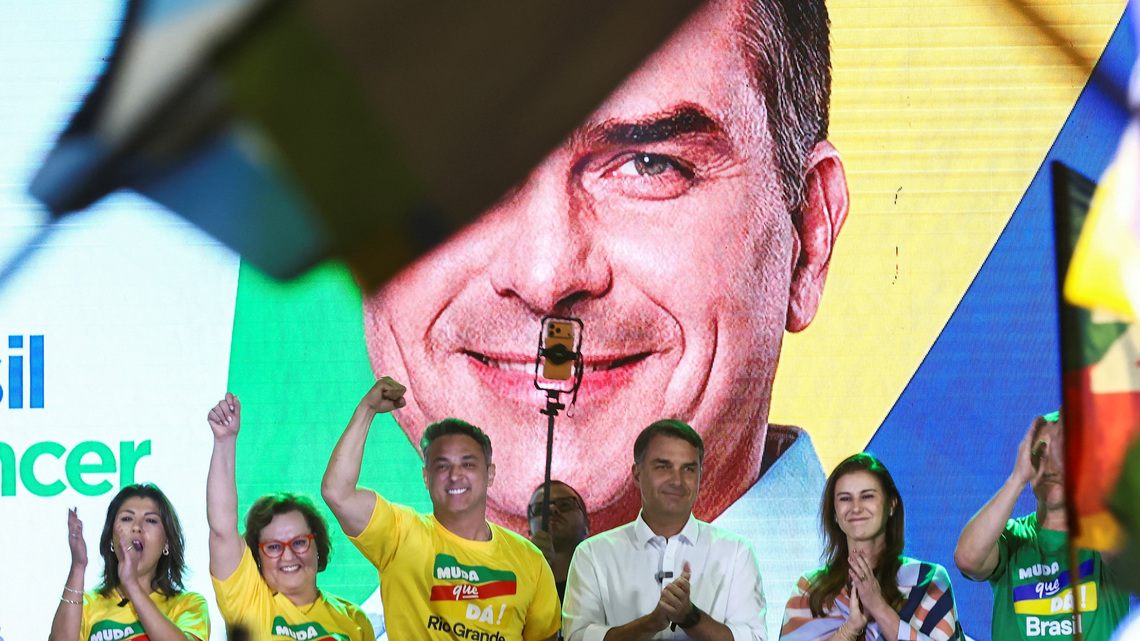 Sondeo sugiere que Bolsonaro aventajaría  a Lula por un punto en una segunda vuelta en Brasil 