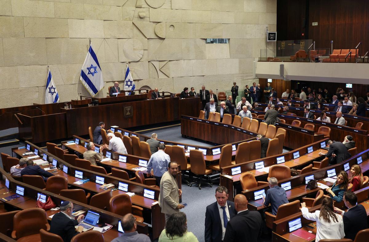 Israeli politicians react following a vote to dissolve the Knesset, Israel's parliament, before the end of its term, at the Knesset, in Jerusalem, May 20, 2026. REUTERS/Ronen Zvulun