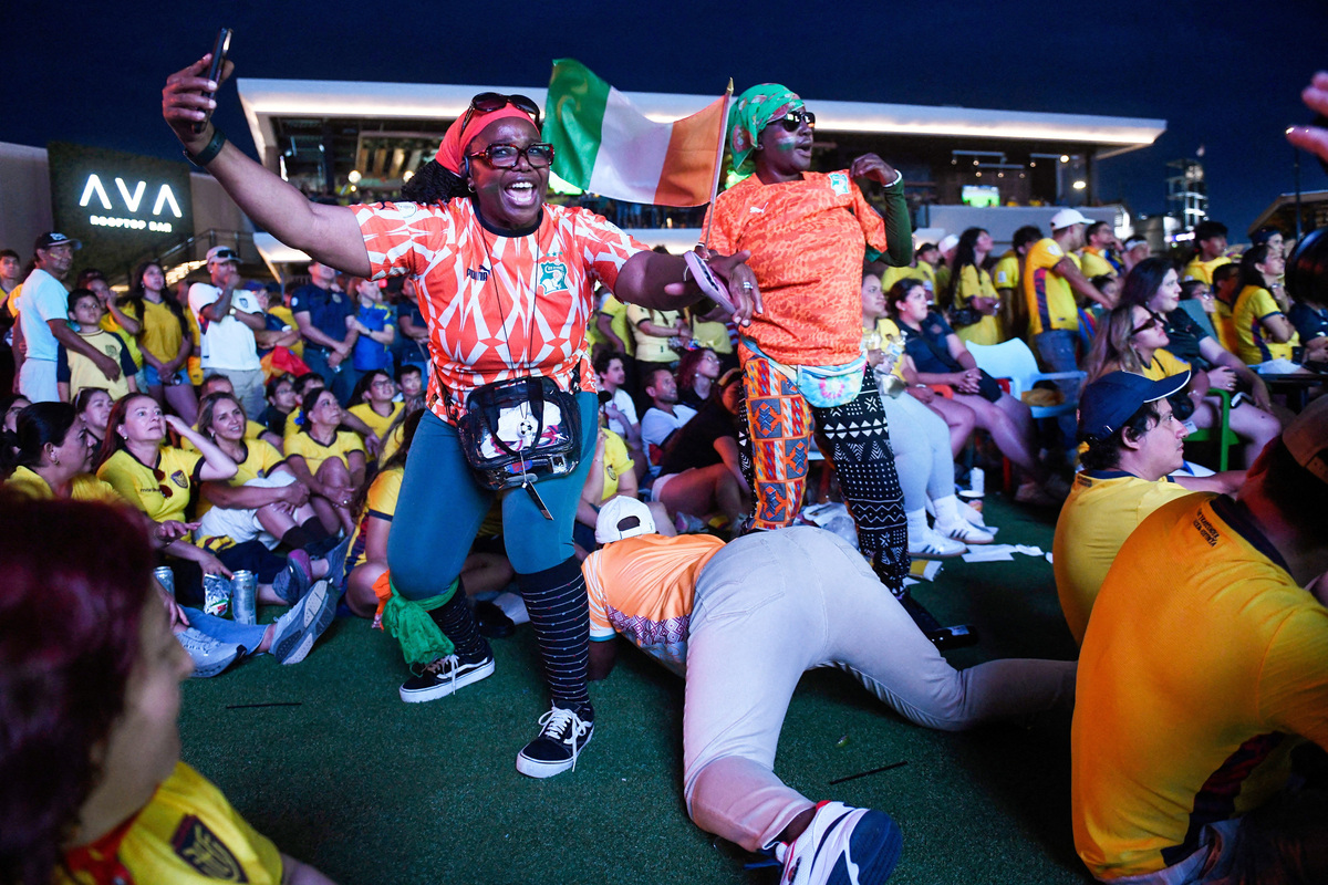 Soccer Football - FIFA World Cup 2026 - Group E - Ivory Coast v Ecuador - Fans gather in Philadelphia - Philadelphia, Pennsylvania, U.S. - June 14, 2026 - Ivory Coast fans celebrate after Amad Diallo scores their first goal as they watch the match in Philadelphia REUTERS/Matthew Hatcher