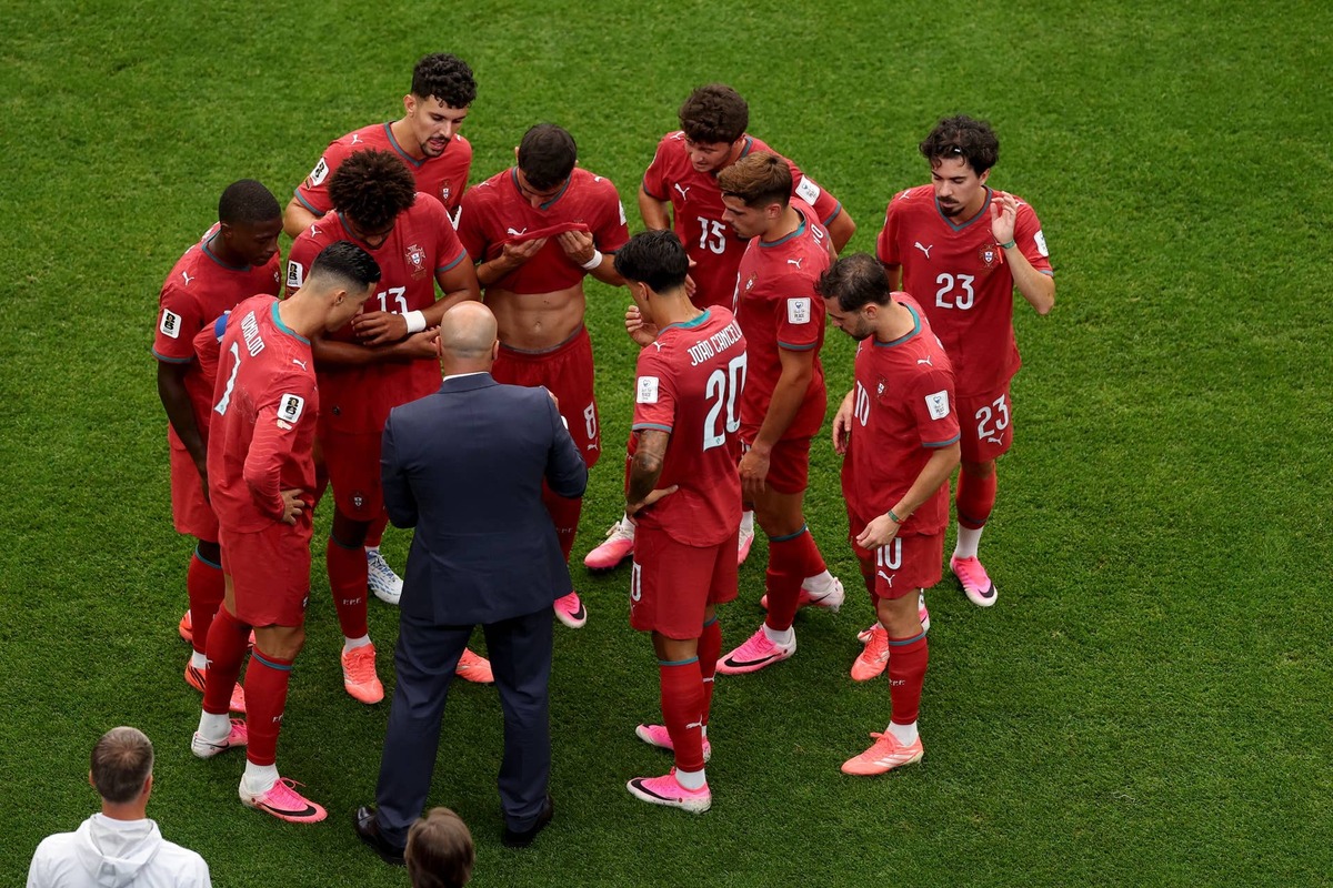  Roberto Martinez, Head Coach of Portugal, speaks with his players during the FIFA World Cup 2026 Group K match between Portugal and Congo DR at Houston Stadium on June 17, 2026 in Houston, Texas. (Photo by Lars Baron/Getty Images) Photo by Lars Baron/Getty Images