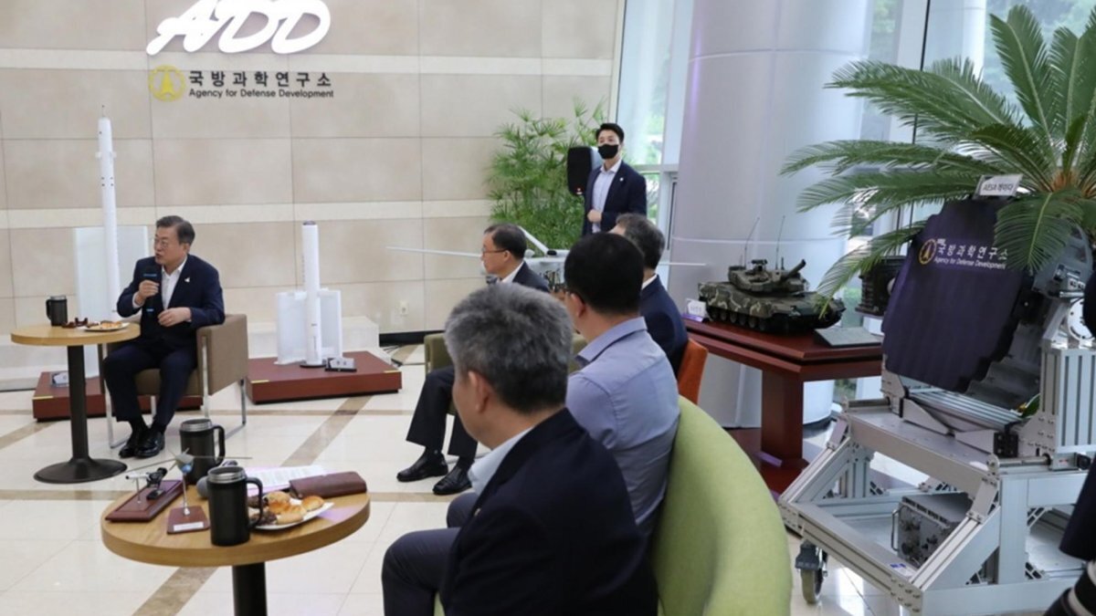 An active electronically scanned array (AESA) radar system (R) is displayed during a meeting between South Korea's Former President Moon Jae-in (L) and researchers of the Agency for Defense Development (ADD) in Daejeon, South Korea. Photo by YONHAP / EPA