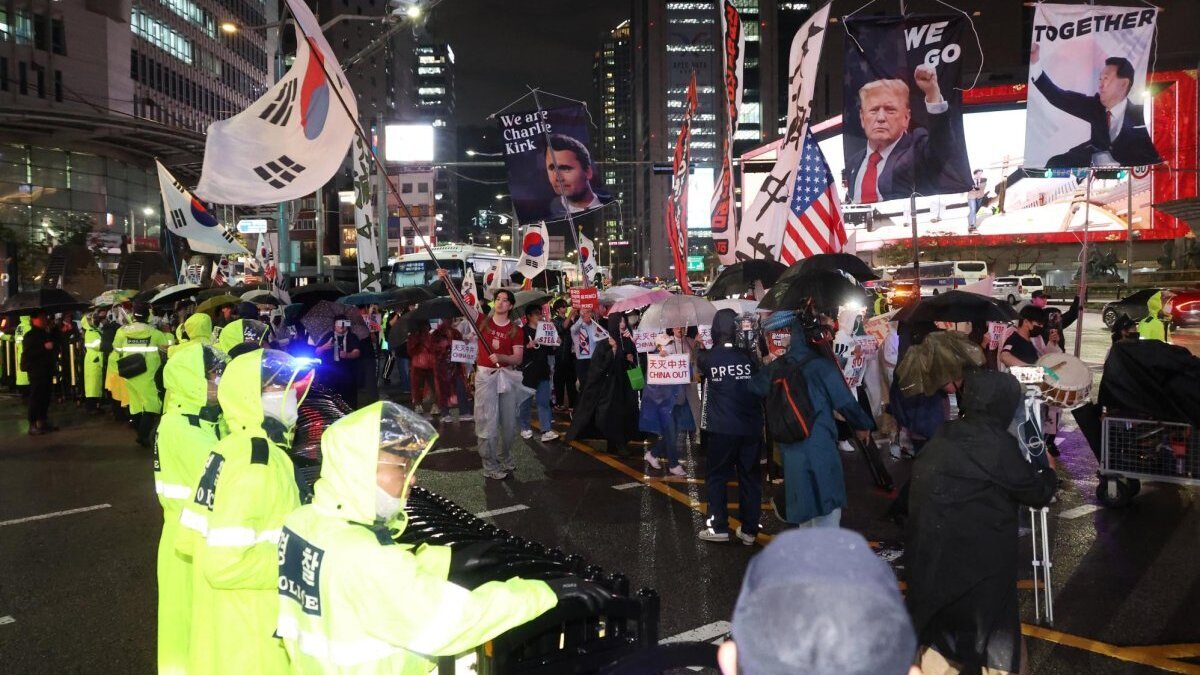 Police block a march by a far-right group supporting former President Yoon Suk Yeol during an anti-China rally near the Chinese Embassy in Seoul. Photo by Yonhap News Agency