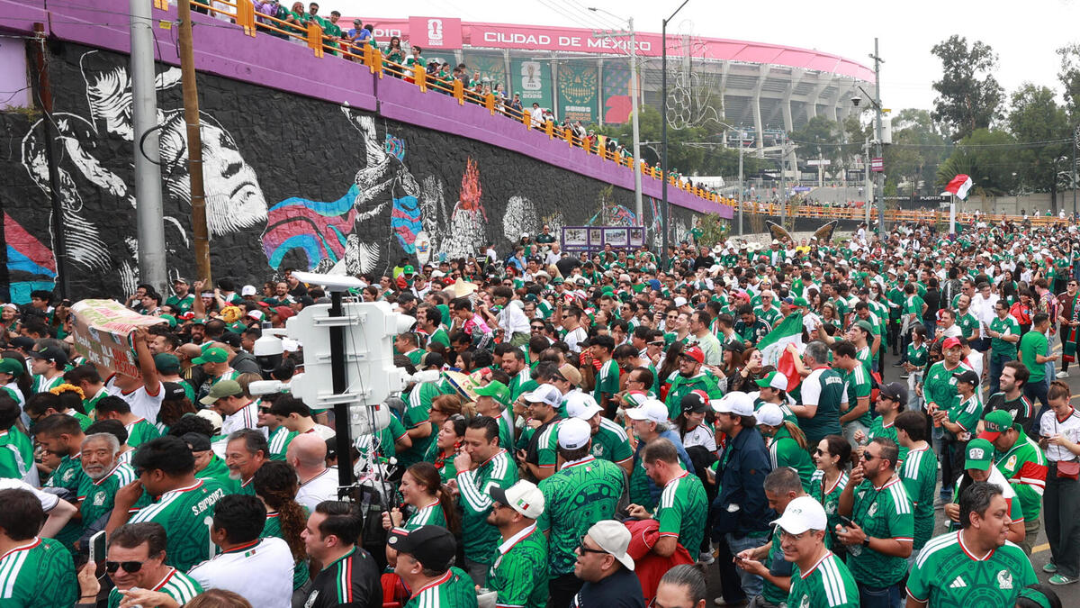 Aficionados de México esperan este domingo, previo a un partido por los octavos de final del Mundial de la FIFA 2026 entre México e Inglaterra, afuera del estadio Azteca en Ciudad de México (México). EFE/ Mario Guzmán