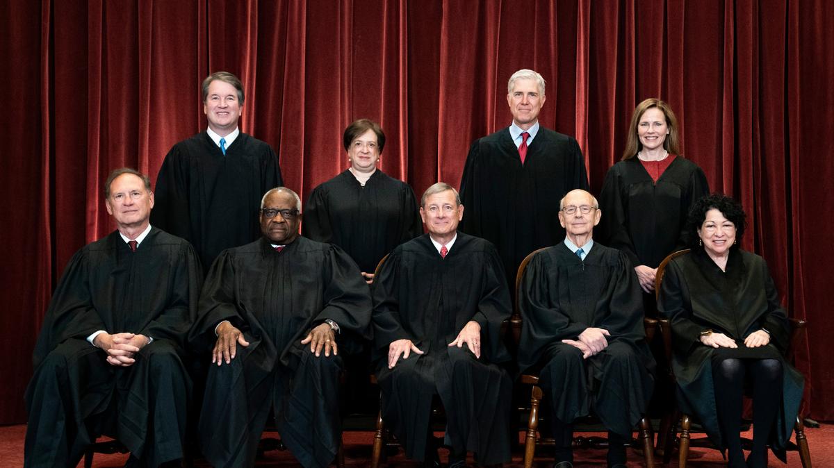 ARCHIVO - Miembros de la Corte Suprema posan para una foto grupal en la Corte Suprema en Washington, el 23 de abril de 2021. Sentados desde la izquierda están el juez asociado Samuel Alito, el juez asociado Clarence Thomas, el presidente del Tribunal Supremo John Roberts, el juez asociado Stephen Breyer y la jueza asociada Sonia Sotomayor. De pie desde la izquierda están el juez asociado Brett Kavanaugh, la jueza asociada Elena Kagan, el juez asociado Neil Gorsuch y la jueza asociada Amy Coney Barrett. (Erin Schaff/The New York Times vía AP)
