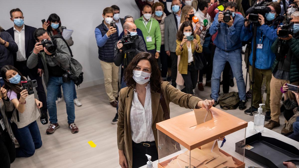 La actual presidenta conservadora de Madrid, Isabel Díaz Ayuso, emite su voto durante las elecciones regionales en Madrid, España, el martes 4 de mayo de 2021.