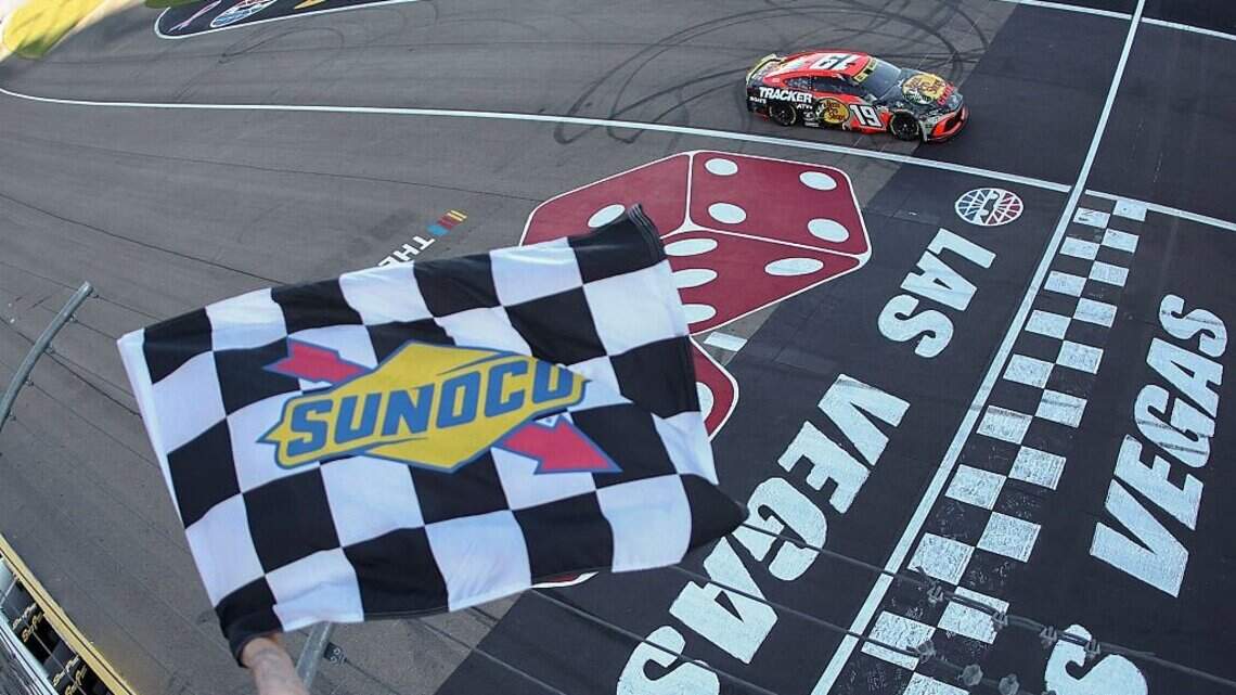 Chase Briscoe fends off Kyle Larson for victory in Vegas