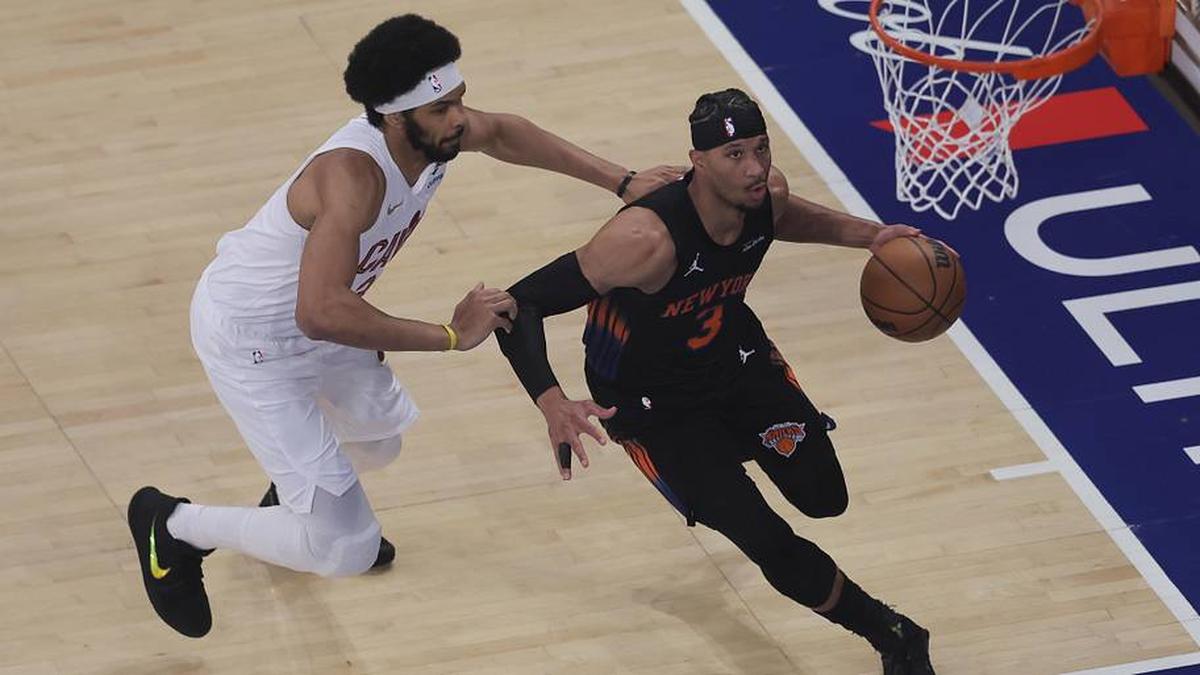  Knicks guard Josh Hart drives to the basket against Cavaliers center Jarrett Allen. | Brad Penner-Imagn Images 