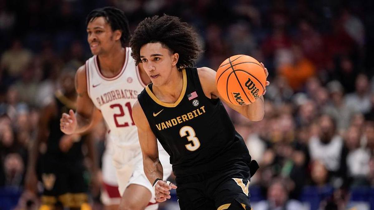  Vanderbilt guard Tyler Tanner brings the ball up the court during the SEC tournament championship game against Arkansas. | ANDREW NELLES / THE TENNESSEAN / USA TODAY NETWORK via Imagn Images 
