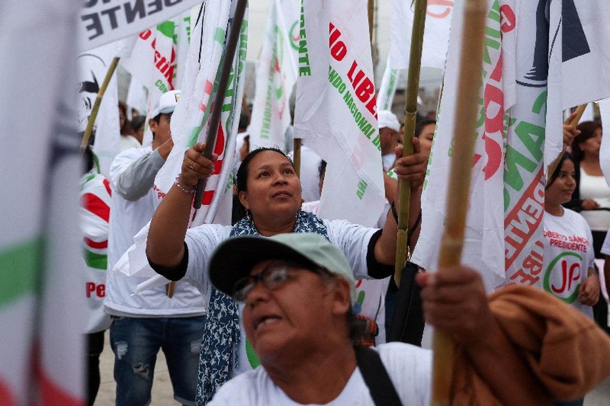 Supporters of presidential candidate Roberto Sanchez of the Together for Peru party attend a campaign rally after the National Jury of Elections announced that he will advance to a runoff election on June 7, in which he will compete for the presidency of Peru against candidate Keiko Fujimori of the Popular Force party, in a neighborhood of Lima, Peru, May 17, 2026. REUTERS/Alessandro Cinque