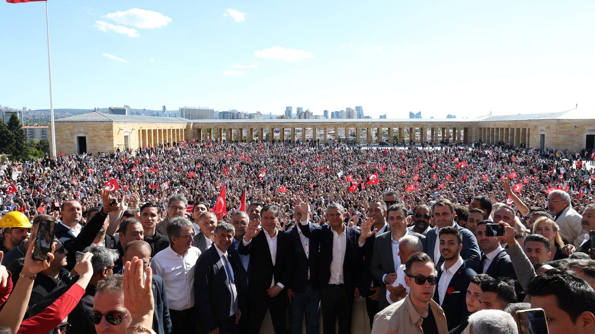 Ozgur Ozel, the ousted chairman of the main opposition Republican People’s Party (CHP), and his supporters visit the mausoleum of modern Turkey’s founder Mustafa Kemal Ataturk in Ankara, Turkey, May 30, 2026. REUTERS/Efekan Akyuz