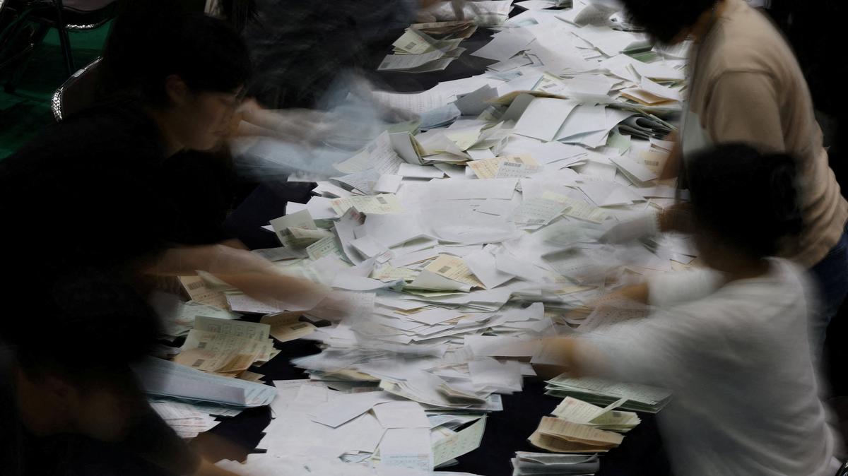 Election officials count the ballots for local elections in Seoul, South Korea, June 3, 2026.   Picture taken with a long  exposure.    REUTERS/Kim Hong-Ji